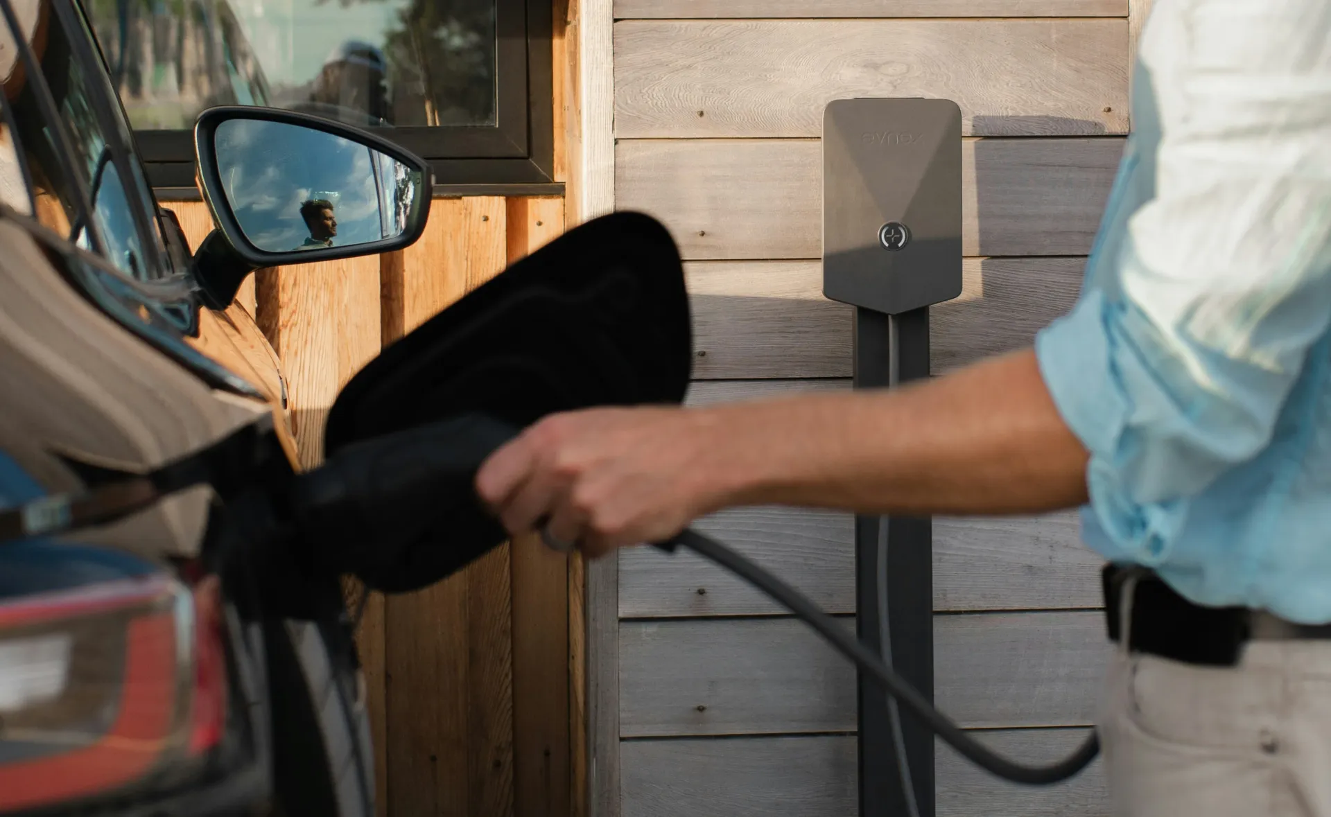 laadpaal op paal bij elektrische auto en eigenaar
